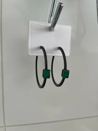 Argola semi joia toda cravejada com pedra verde (5 cm)