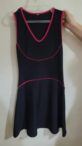 Vestido preto com detalhes rosa