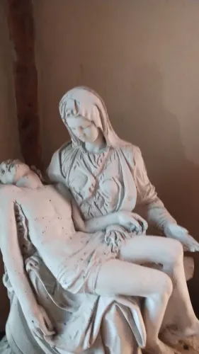 Estatua Pietá em cimento para decoração 