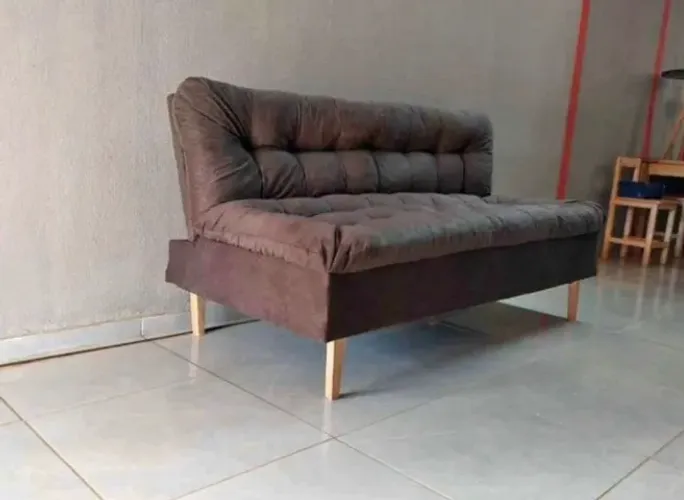 Sofá Cama Novo Com Os pés Marrom