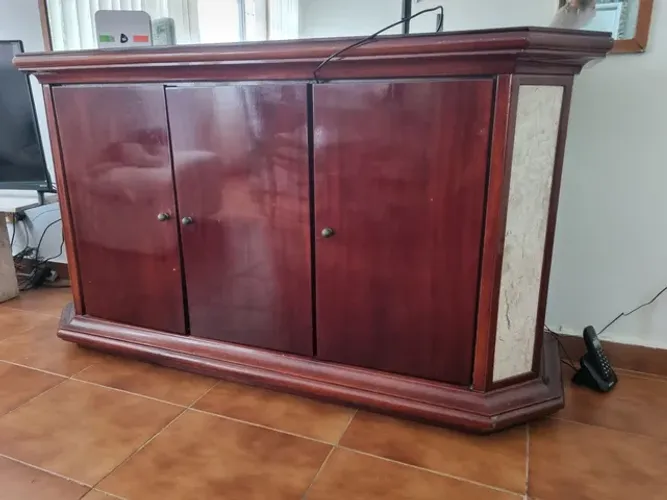 Balcão buffet com adornos em mármore bege bahia