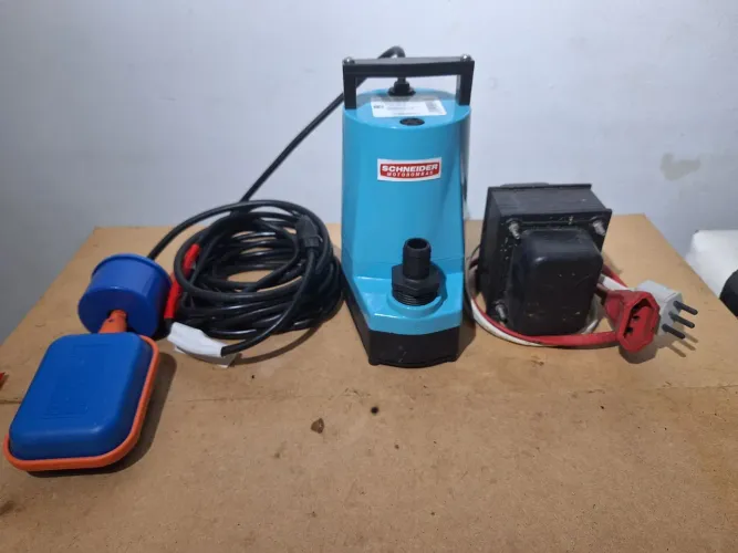 Motobomba submersivel com regulador de nivel de água e transformador de voltagem