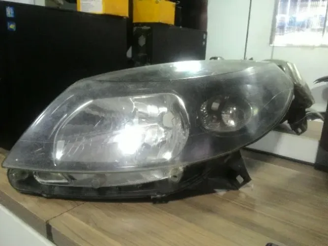 Farol Esquerdo Renault Sandero Máscara Negra 2007 a 2011 026051.0