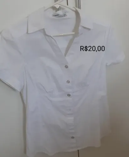 Camisas femininas usadas