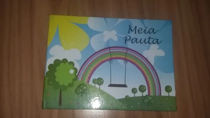 Caderno meia pauta