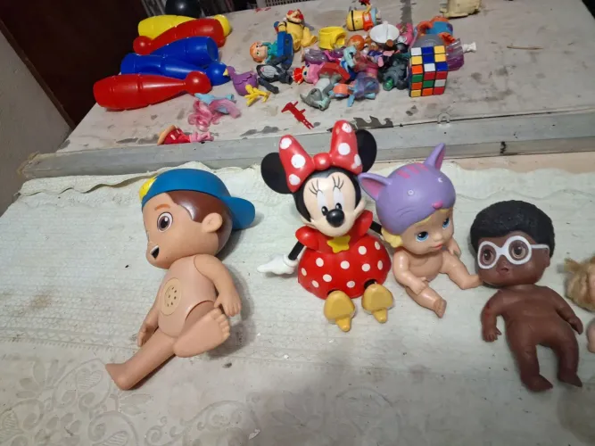 Lote de brinquedos variados - bonecas, bonecos e mais!