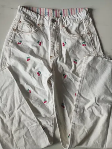 DESAPEGO calça jeans bordada cerejinhas A Colecction