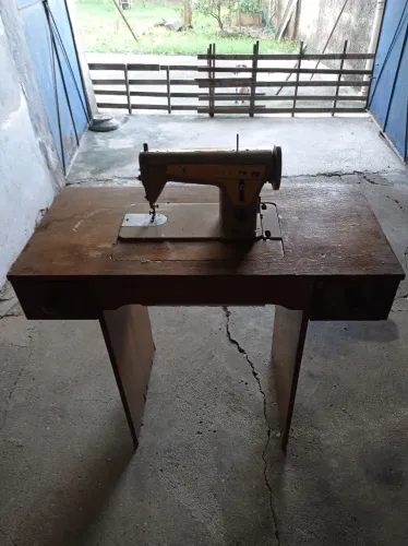 Mesa de Costura em Madeira com Gaveta