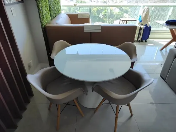 Conjunto de 01 Mesa Cone Laqueada + Vidro na Tampa  (Comprado Lar Shopping) e 04 cadeiras 