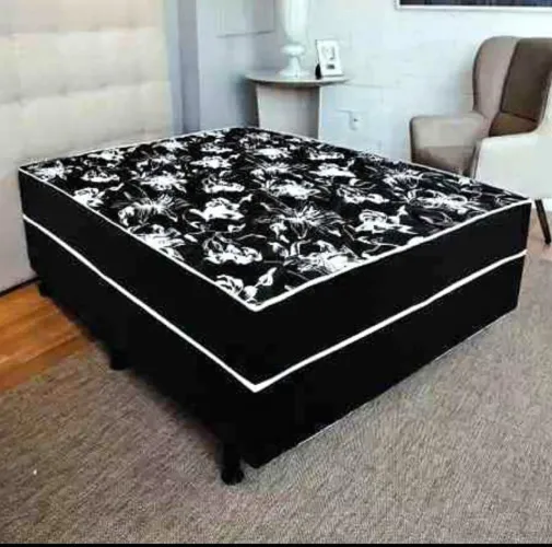 Cama casal na cor preta