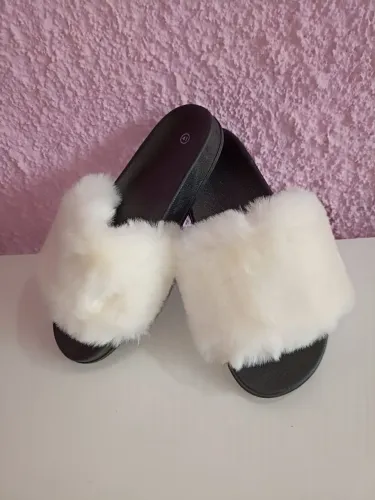 Chinelo feminino slide preto com pelúcia