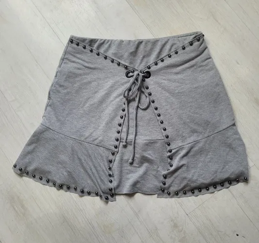 Saia cinza com detalhes e amarração