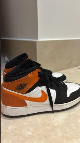 Air Jordan 1 Mid - Laranja e Preto