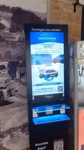  totem midia indoor com carregador de celular renda extra