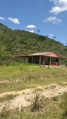 SITIO 43,2 HECTARES TRES CRUZES SANTA BARBARA DO MONTE VERDE CASA 2 QUARTOS NASCENTES