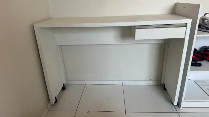 Mesa com gaveta 