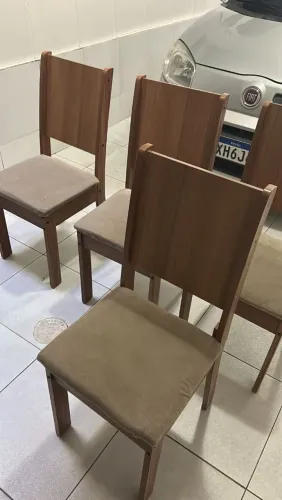 Vende-se um jogo de 4 cadeiras acolchoadas e em MDF.
