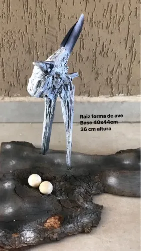 Escultura de raiz em forma de ave