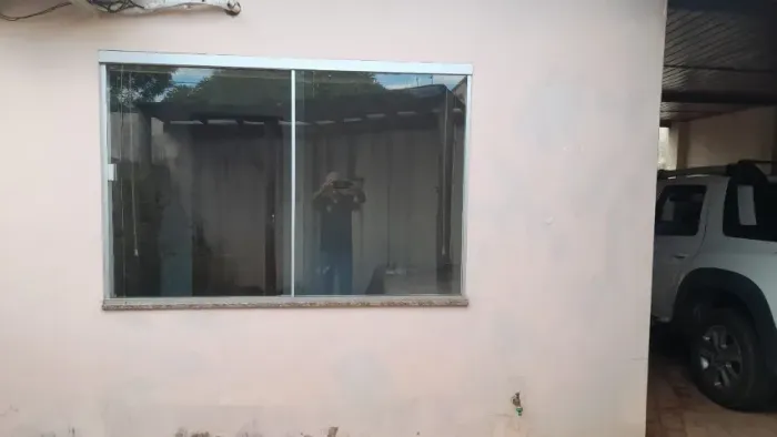 janela de blindex completa medindo 1,55 X 1,03