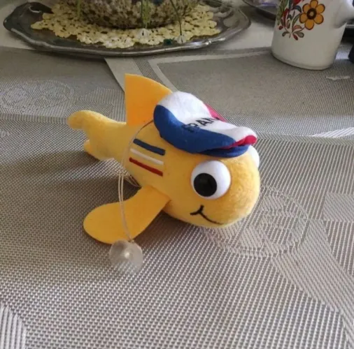 Peixe de pelúcia com chapéu francês SÉRIE COPA DO MUNDO VIVENDA DO CAMARÃO
