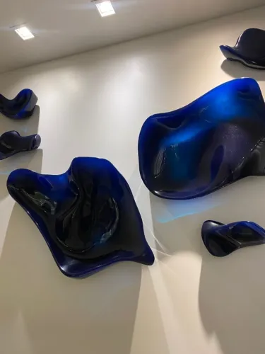 Obra de arte exclusiva em resina, intitulada Águas Marinhas, do artista Demetrius Coelho.