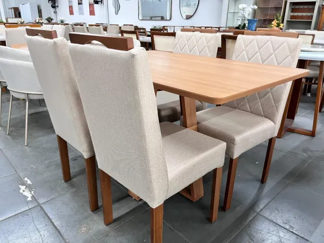 Mesa nova completa com cadeiras de madeira maciça 