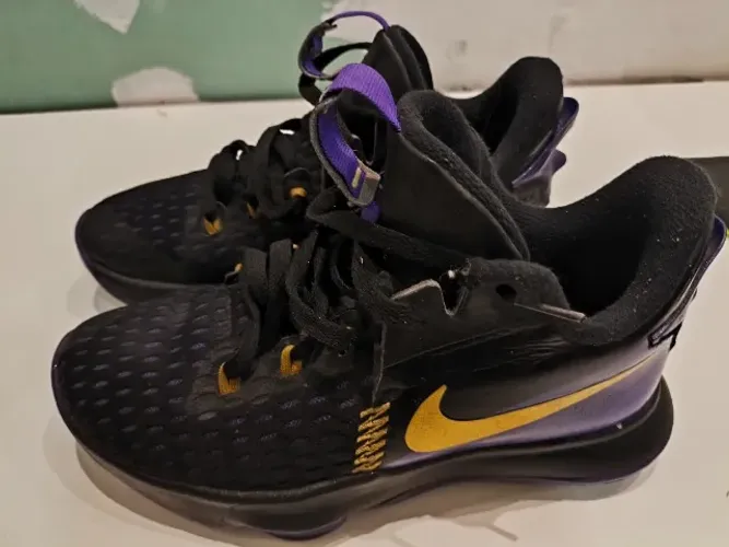 Tênis Nike Lebron Witness V - Preto+Dourado - 38