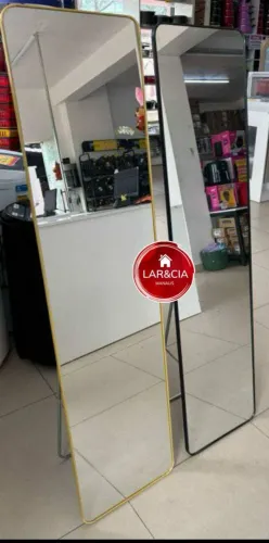 Espelhos de chão com moldura preta