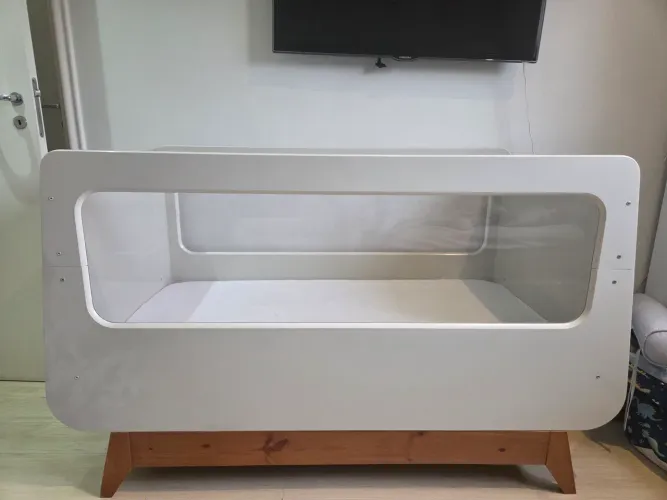 Berço Moderno com Design Transparente, Base de Madeira e Laqueado