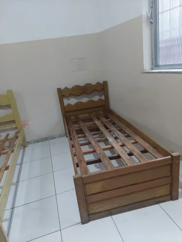 Vendo cama solteiro madeira R$300