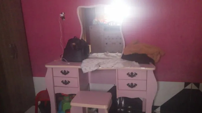 Linda Penteadeira com Espelho e Banqueta