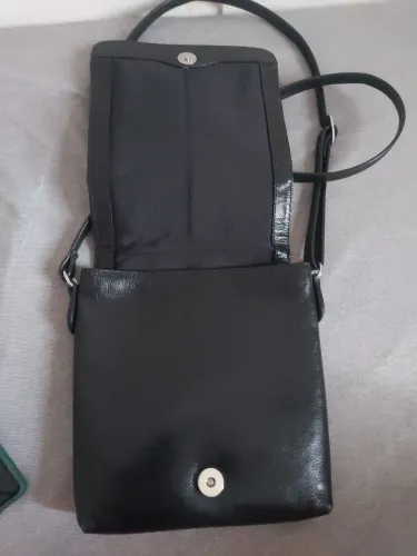 Bolsa transversal preta elegante em couro legítimo 