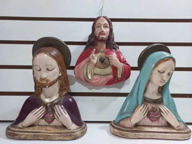 Três esculturas de Jesus, Maria e o Sagrado Coração antiga de gesso 