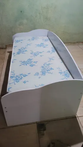 Cama infantil com cama auxiliar 