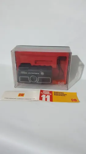 Câmera analógica Kodak Instamatic 11 na caixa manual