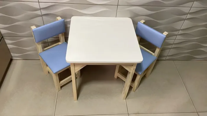 Mesa baú, mdf com cadeiras azuis 