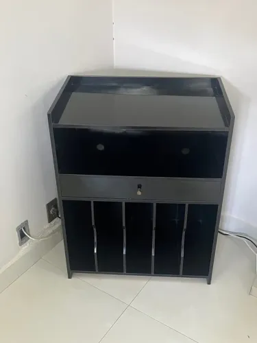 Mesa para vitrola e discos de vinil 