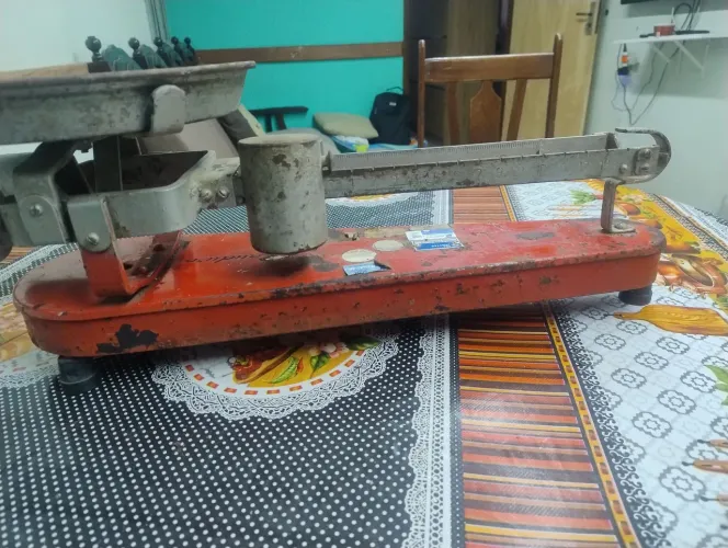 Balança antiga tipo romana estilingue pesa até 14 quilos