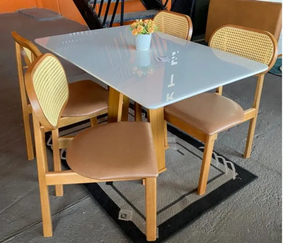 Mesa de jantar Alice com cadeiras em madeira maciça 