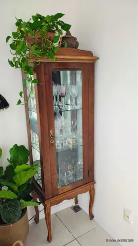 Cristaleira de madeira maciça, vidro e espelho 