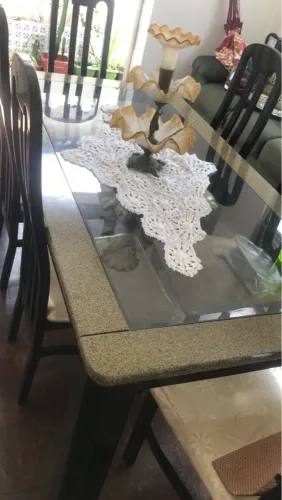 Mesa de Jantar Elegante com Tampo de Vidro