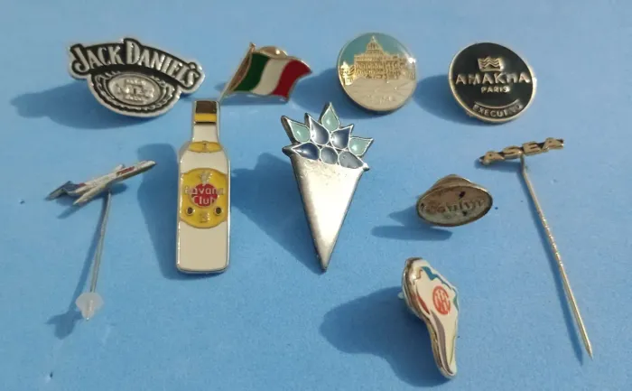 Lote de pins antigos e novos