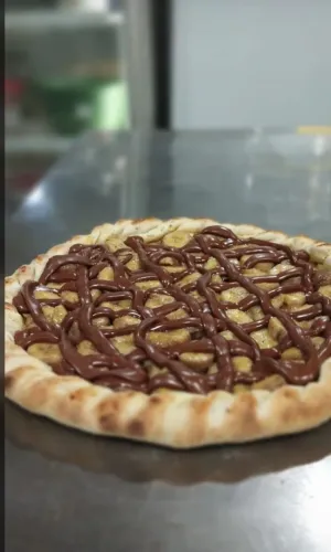 Pizzaiolo profissional disponível 