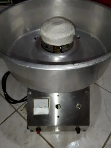 Máquina de algodão doce profissional para palitos grandes .