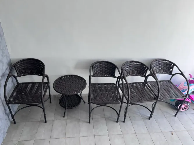 Jogo de Varanda / Área Externa em Fibra Sintética - 4 Cadeiras + Mesa de Centro