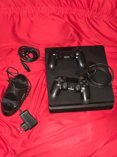 PS4 Slim semi-novo dois controles + carregador de controle + 2 mídias físicas e 4 digitais