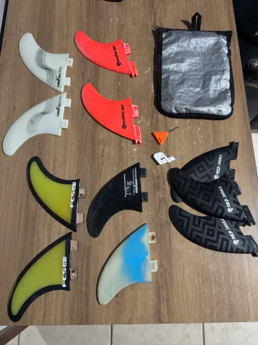 Kit Surf: Prancha Pró-Ilha EB 5'8" + Suporte p/ 3 Pranchas + 2 Capas + Combo de Quilhas