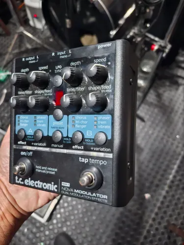 Pedal Nova Modulator T.C. Electronic Fonte e caixa