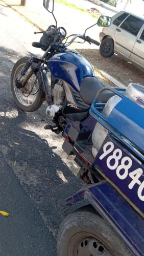 Vendo moto triciclo toda revisada pega 6 gas