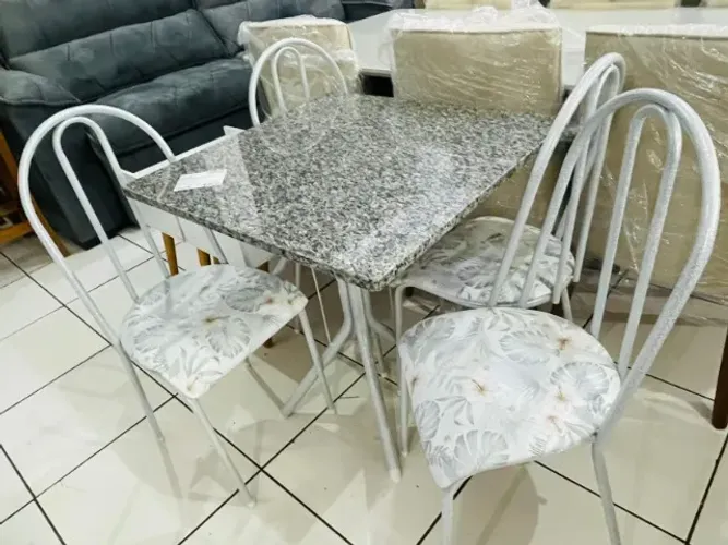 MESA DE MARMORE 70X70 COM 4 CADEIRAS NOVA
